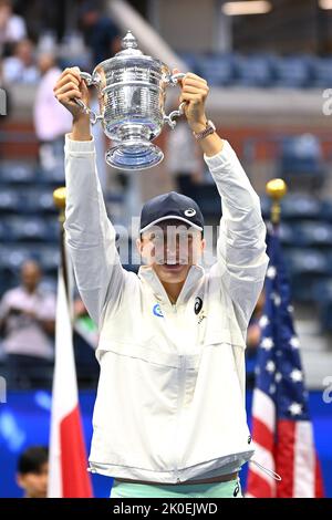 Queens, NY, USA. 10. September 2022. **KEINE NY-ZEITUNGEN** IGA Swiatek (POL) gegen Ons Jabeur (tun): IGA Swiatek posiert mit der Championship-Trophäe, nachdem sie am 10. September 2022 in Flushing Queens in geraden Sätzen auf einem Arthur Ashe Stadium im USTA Billie Jean King National Tennis Center die Ons Jabeur besiegt hat. Kredit: Mpi04/Media Punch/Alamy Live Nachrichten Stockfoto