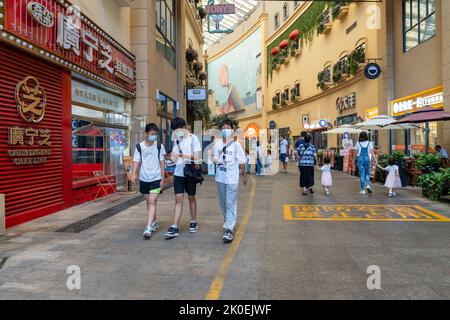 Nanjing, Chinas Provinz Jiangsu. 11. September 2022. Während der Herbstferien in Nanjing, der ostchinesischen Provinz Jiangsu, gehen Menschen eine Fußgängerzone entlang, 11. September 2022. Am 10. September dieses Jahres begann der dreitägige Mid-Autumn Festival-Feiertag. Kredit: Du Yi/Xinhua/Alamy Live Nachrichten Stockfoto