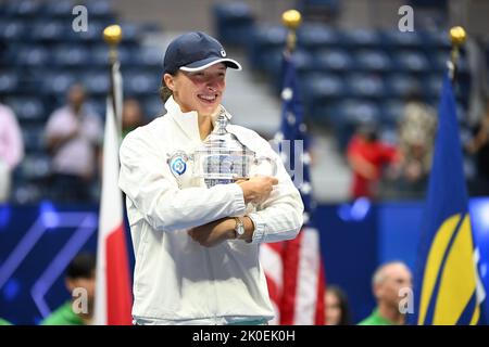 Queens, NY, USA. 10. September 2022. **KEINE NY-ZEITUNGEN** IGA Swiatek (POL) gegen Ons Jabeur (tun): IGA Swiatek posiert mit der Championship-Trophäe, nachdem sie am 10. September 2022 in Flushing Queens in geraden Sätzen auf einem Arthur Ashe Stadium im USTA Billie Jean King National Tennis Center die Ons Jabeur besiegt hat. Kredit: Mpi04/Media Punch/Alamy Live Nachrichten Stockfoto