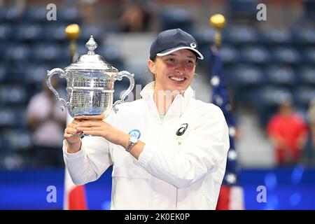 Queens, NY, USA. 10. September 2022. **KEINE NY-ZEITUNGEN** IGA Swiatek (POL) gegen Ons Jabeur (tun): IGA Swiatek posiert mit der Championship-Trophäe, nachdem sie am 10. September 2022 in Flushing Queens in geraden Sätzen auf einem Arthur Ashe Stadium im USTA Billie Jean King National Tennis Center die Ons Jabeur besiegt hat. Kredit: Mpi04/Media Punch/Alamy Live Nachrichten Stockfoto