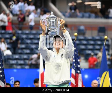 Queens, NY, USA. 10. September 2022. **KEINE NY-ZEITUNGEN** IGA Swiatek (POL) gegen Ons Jabeur (tun): IGA Swiatek posiert mit der Championship-Trophäe, nachdem sie am 10. September 2022 in Flushing Queens in geraden Sätzen auf einem Arthur Ashe Stadium im USTA Billie Jean King National Tennis Center die Ons Jabeur besiegt hat. Kredit: Mpi04/Media Punch/Alamy Live Nachrichten Stockfoto