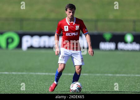 11.. September 2022; Sydney United Sports Centre, Edensor Park, New South Wales, Australien; Australien A League Cup, Halbfinale, Sydney United gegen Brisbane Brüllen: Matthew Bilic von Sydney United kontrolliert den Ball im Mittelfeld Stockfoto