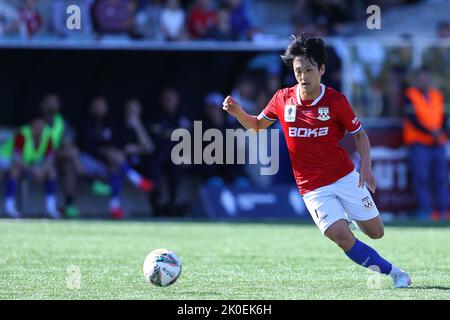 11.. September 2022; Sydney United Sports Centre, Edensor Park, New South Wales, Australien; Australien A League Cup, Halbfinale, Sydney United gegen Brisbane Brüllen: Taisei Kaneko von Sydney United läuft auf einen Durchgangspass Stockfoto