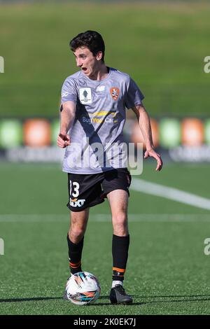 11.. September 2022; Sydney United Sports Centre, Edensor Park, New South Wales, Australien; Australien A League Cup, Halbfinale, Sydney United gegen Brisbane Roar: Henry Hore von Brisbane Roar gibt einem Teamkollegen Anweisungen Stockfoto