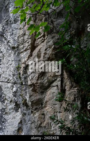 Der Anfang des Klettersteigs in der Schlucht La Hermida, Picos de Europa, im Dorf La Hermida. Stockfoto