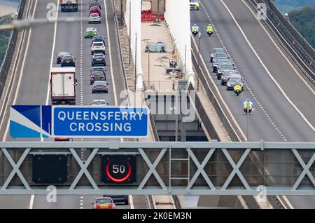 South Queensferry, Schottland, Großbritannien. 11.. September 2022. Queen Elizabeth II Sarg cortège fährt über Queensferry Crossing Bridge bei South Queensferry. Die Königin öffnete diese Brücke fast 5 Jahre bis zum Tag am 4. September 2017. Iain Masterton/Alamy Live News Stockfoto