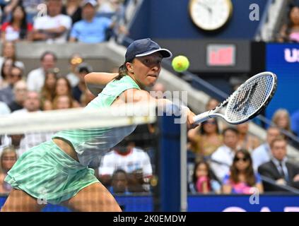 Queens, NY, USA. 10. September 2022. **KEINE NY-ZEITUNGEN** IGA Swiatek (POL) vs Ons Jabeur (tun): IGA Swiatek gibt einen Ball gegen Ons Jabeur zurück. Swiatek besiegt Jabeur am 10. September 2022 in Queens, New York City, in geraden Sätzen auf einem Arthur Ashe Stadium im USTA Billie Jean King National Tennis Center. Kredit: Mpi04/Media Punch/Alamy Live Nachrichten Stockfoto