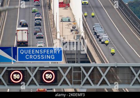 South Queensferry, Schottland, Großbritannien. 11.. September 2022. Queen Elizabeth II Sarg cortège fährt über Queensferry Crossing Bridge bei South Queensferry. Die Königin öffnete diese Brücke fast 5 Jahre bis zum Tag am 4. September 2017. Iain Masterton/Alamy Live News Stockfoto