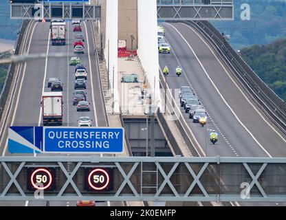 South Queensferry, Schottland, Großbritannien. 11.. September 2022. Queen Elizabeth II Sarg cortège fährt über Queensferry Crossing Bridge bei South Queensferry. Die Königin öffnete diese Brücke fast 5 Jahre bis zum Tag am 4. September 2017. Iain Masterton/Alamy Live News Stockfoto