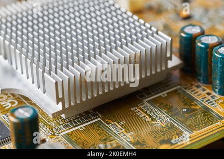 Altes Motherboard mit Staub und Schmutz bedeckt. Nahaufnahme. Stockfoto