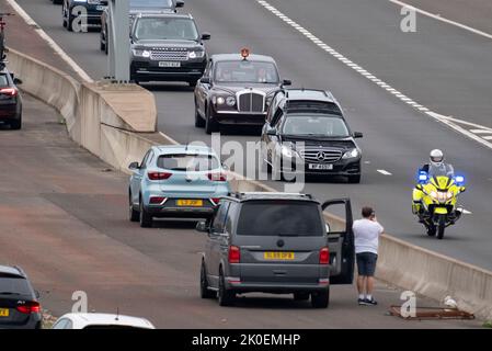 South Queensferry, Schottland, Großbritannien. 11.. September 2022. Queen Elizabeth II Sarg cortège fährt über Queensferry Crossing Bridge bei South Queensferry. Die Königin öffnete diese Brücke fast 5 Jahre bis zum Tag am 4. September 2017. Iain Masterton/Alamy Live News Stockfoto