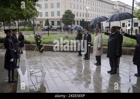 Arlington, Usa. 11. September 2022. Präsident Joe Biden nimmt zusammen mit dem Vorsitzenden des Generalstabschefs Mark Milly und Verteidigungsminister Lloyd Austin an einer Kranzniederlegung Teil, um die Opfer des Terroranschlags vom 11.. September auf das Pentagon in Arlington, VA, am Sonntag, den 11. September 2022 zu ehren und zu gedenken. Am 11. September 2001 wurden 125 Militärangehörige und Zivilpersonen im 5. August sowie alle 64 Personen an Bord von Flug 77 von American Airlines getötet. Foto von Leigh Vogel/UPI Credit: UPI/Alamy Live News Stockfoto