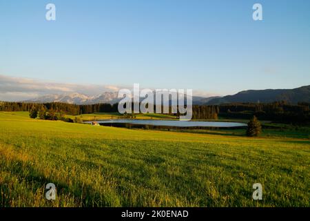 Wanderweg mit Blick auf den malerischen Attlesee in den bayerischen Alpen, Nesselwang, Allgäu oder Allgau, Deutschland Stockfoto