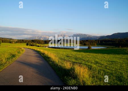 Wanderweg mit Blick auf den malerischen Attlesee in den bayerischen Alpen, Nesselwang, Allgäu oder Allgau, Deutschland Stockfoto