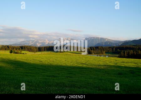 Wanderweg mit Blick auf den malerischen Attlesee in den bayerischen Alpen, Nesselwang, Allgäu oder Allgau, Deutschland Stockfoto