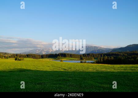 Wanderweg mit Blick auf den malerischen Attlesee in den bayerischen Alpen, Nesselwang, Allgäu oder Allgau, Deutschland Stockfoto