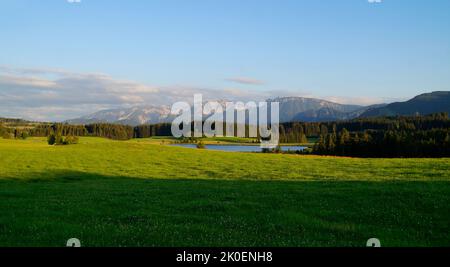 Wanderweg mit Blick auf den malerischen Attlesee in den bayerischen Alpen, Nesselwang, Allgäu oder Allgau, Deutschland Stockfoto