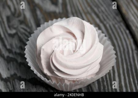Zeshyr in einer Papierschale. Auf Kiefernbrettern. Nahaufnahme. Stockfoto