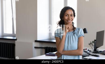 Glückliche hübsche afrikanische Geschäftsfrau, professionell, Unternehmer Kopf getroffen Stockfoto