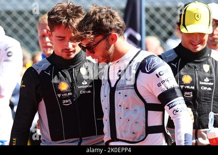 Pierre Gasly (FRA) AlphaTauri und Charles Leclerc (MON) Ferrari am Start. 11.09.2022. Formel 1 Weltmeisterschaft, Rd 16, Großer Preis Von Italien, Monza, Italien, Wettkampftag. Der Bildnachweis sollte lauten: XPB/Alamy Live News. Stockfoto