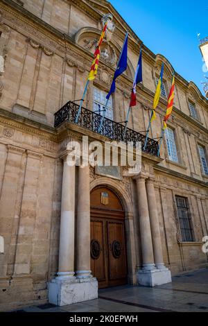 Die Flaggen am Halbmast zu Ehren Ihrer Majestät Königin Elisabeth II. In Aix en Provence, wie hier in der Stadt ​​Hall. Frankreich, Europa. Aix-en-Provence Stockfoto