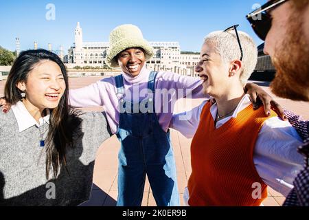 Junge Gruppe von multirassischen Freunden, die gemeinsam Spaß im Freien haben Stockfoto