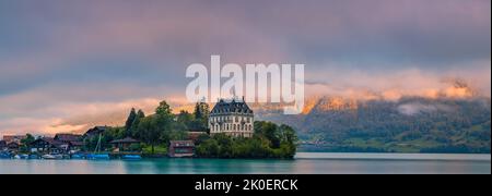 Ein breites Panoramabild von einem schönen Sommeraufgang in Iseltwald, einem der Juwelen der Schweiz. Am Südufer des Brienzersees gelegen, ist es wie ein Stockfoto