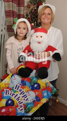 MUTTER NICKIE KNOLL-POLLARD UND TOCHTER LEXIE (7) AUS GOSPORT, HANTS, DIE BEIDE AM WEIHNACHTSTAG GEBOREN WURDEN. PIC MIKE WALKER,2013 MIKE WALKER BILDER Mark Knoll-Pollard hat nie Probleme, sich an die Geburtstage seiner Frau und Tochter zu erinnern. Sie wurden beide am Weihnachtstag geboren und führen zu einem Tag der vierfachen Feiern. Frau Nicky mit 36 Jahren ist 30 Jahre und 30 Minuten älter als Tochter Lexie und der außergewöhnliche Zufall bedeutet für Vater Mark einen hektischen Tag. Nicky sagte:''' Lexie und ich sind beide Erstgeborene und wir sahen beide das Licht der Welt im selben Krankenhaus, St. Mary's in Portsmouth. IT i Stockfoto