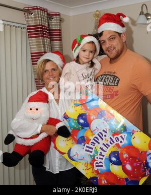 MUTTER NICKIE KNOLL-POLLARD UND TOCHTER LEXIE (7) AUS GOSPORT, HANTS, DIE BEIDE AM WEIHNACHTSTAG GEBOREN WURDEN. PIC MIKE WALKER,2013 MIKE WALKER BILDER Mark Knoll-Pollard hat nie Probleme, sich an die Geburtstage seiner Frau und Tochter zu erinnern. Sie wurden beide am Weihnachtstag geboren und führen zu einem Tag der vierfachen Feiern. Frau Nicky mit 36 Jahren ist 30 Jahre und 30 Minuten älter als Tochter Lexie und der außergewöhnliche Zufall bedeutet für Vater Mark einen hektischen Tag. Nicky sagte:''' Lexie und ich sind beide Erstgeborene und wir sahen beide das Licht der Welt im selben Krankenhaus, St. Mary's in Portsmouth. IT i Stockfoto