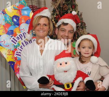 MUTTER NICKIE KNOLL-POLLARD UND TOCHTER LEXIE (7) AUS GOSPORT, HANTS, DIE BEIDE AM WEIHNACHTSTAG GEBOREN WURDEN. PIC MIKE WALKER,2013 MIKE WALKER BILDER Mark Knoll-Pollard hat nie Probleme, sich an die Geburtstage seiner Frau und Tochter zu erinnern. Sie wurden beide am Weihnachtstag geboren und führen zu einem Tag der vierfachen Feiern. Frau Nicky mit 36 Jahren ist 30 Jahre und 30 Minuten älter als Tochter Lexie und der außergewöhnliche Zufall bedeutet für Vater Mark einen hektischen Tag. Nicky sagte:''' Lexie und ich sind beide Erstgeborene und wir sahen beide das Licht der Welt im selben Krankenhaus, St. Mary's in Portsmouth. IT i Stockfoto