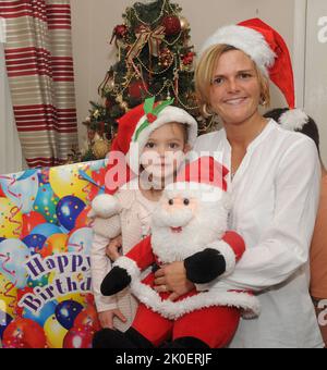 MUTTER NICKIE KNOLL-POLLARD UND TOCHTER LEXIE (7) AUS GOSPORT, HANTS, DIE BEIDE AM WEIHNACHTSTAG GEBOREN WURDEN. PIC MIKE WALKER,2013 MIKE WALKER BILDER Mark Knoll-Pollard hat nie Probleme, sich an die Geburtstage seiner Frau und Tochter zu erinnern. Sie wurden beide am Weihnachtstag geboren und führen zu einem Tag der vierfachen Feiern. Frau Nicky mit 36 Jahren ist 30 Jahre und 30 Minuten älter als Tochter Lexie und der außergewöhnliche Zufall bedeutet für Vater Mark einen hektischen Tag. Nicky sagte:''' Lexie und ich sind beide Erstgeborene und wir sahen beide das Licht der Welt im selben Krankenhaus, St. Mary's in Portsmouth. IT i Stockfoto