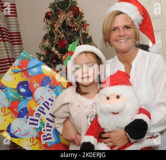 MUTTER NICKIE KNOLL-POLLARD UND TOCHTER LEXIE (7) AUS GOSPORT, HANTS, DIE BEIDE AM WEIHNACHTSTAG GEBOREN WURDEN. PIC MIKE WALKER,2013 MIKE WALKER BILDER Mark Knoll-Pollard hat nie Probleme, sich an die Geburtstage seiner Frau und Tochter zu erinnern. Sie wurden beide am Weihnachtstag geboren und führen zu einem Tag der vierfachen Feiern. Frau Nicky mit 36 Jahren ist 30 Jahre und 30 Minuten älter als Tochter Lexie und der außergewöhnliche Zufall bedeutet für Vater Mark einen hektischen Tag. Nicky sagte:''' Lexie und ich sind beide Erstgeborene und wir sahen beide das Licht der Welt im selben Krankenhaus, St. Mary's in Portsmouth. IT i Stockfoto