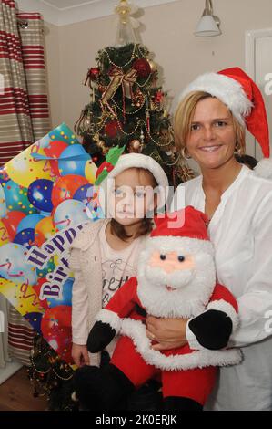 MUTTER NICKIE KNOLL-POLLARD UND TOCHTER LEXIE (7) AUS GOSPORT, HANTS, DIE BEIDE AM WEIHNACHTSTAG GEBOREN WURDEN. PIC MIKE WALKER,2013 MIKE WALKER BILDER Mark Knoll-Pollard hat nie Probleme, sich an die Geburtstage seiner Frau und Tochter zu erinnern. Sie wurden beide am Weihnachtstag geboren und führen zu einem Tag der vierfachen Feiern. Frau Nicky mit 36 Jahren ist 30 Jahre und 30 Minuten älter als Tochter Lexie und der außergewöhnliche Zufall bedeutet für Vater Mark einen hektischen Tag. Nicky sagte:''' Lexie und ich sind beide Erstgeborene und wir sahen beide das Licht der Welt im selben Krankenhaus, St. Mary's in Portsmouth. IT i Stockfoto