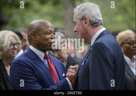 New York, Usa. 11. September 2022. Der Bürgermeister von New York City, Eric Adams, links, und der Gouverneur von New Jersey, Phil Murphy, schütteln sich die Hände während einer Gedenkfeier am National September 11. Memorial in New York City am Sonntag, den 11. September 2022. Foto von Bonnie Cash/UPI Credit: UPI/Alamy Live News Stockfoto