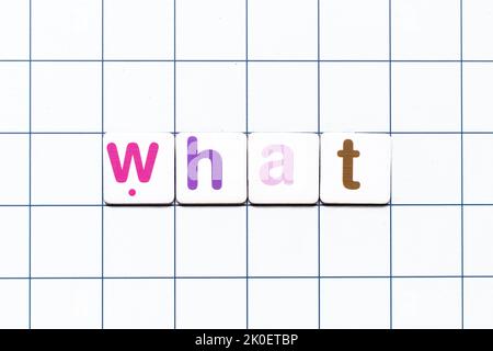 Bunte Kachel Buchstaben in Wort, was auf weißem Gitter Hintergrund Stockfoto