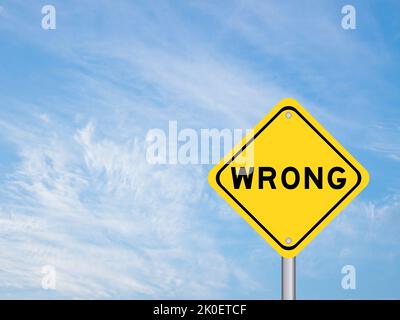 Gelbes Transportschild mit falschem Wort auf blauem Himmel-Hintergrund Stockfoto