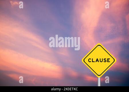 Gelbes Transportschild mit Wortklausel auf violettem Himmel-Hintergrund Stockfoto