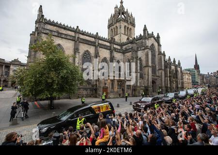 Edinburgh, Schottland, 11. September 2022. Die Cortege mit dem Sarg Ihrer Majestät Königin Elizabeth II fährt die Royal Mile High Street entlang, vorbei an der St Giles Cathedral und dem Mercat Cross in Edinburgh, Schottland, 11. September 2022. Bildnachweis: Jeremy Sutton-Hibbert/ Alamy Live Nachrichten. Stockfoto