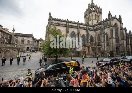 Edinburgh, Schottland, 11. September 2022. Die Cortege mit dem Sarg Ihrer Majestät Königin Elizabeth II fährt die Royal Mile High Street entlang, vorbei an der St Giles Cathedral und dem Mercat Cross in Edinburgh, Schottland, 11. September 2022. Bildnachweis: Jeremy Sutton-Hibbert/ Alamy Live Nachrichten. Stockfoto