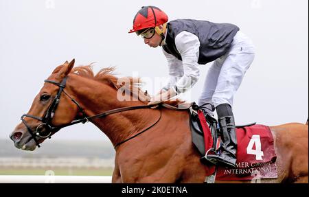 Kyprios von Ryan Moore gewinnt die Comer Group International Irish St. Leger am zweiten Tag des Longines Irish Champions Weekend auf der Curragh Racecourse in Newbridge, Irland. Bilddatum: Sonntag, 11. September 2022. Stockfoto