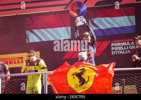 Monza, Italien. 11. September 2022. Podium: VERSTAPPEN Max (NED), Red Bull Racing RB18, LECLERC Charles (mco), Scuderia Ferrari F1-75, während des 9.. Laufs der FIA Formel 3-Meisterschaft 2022, vom 9. Bis 11. September 2022 auf dem Autodromo Nazionale di Monza, in Monza, Italien - Foto Florent Gooden / DPPI Quelle: DPPI Media/Alamy Live News Kredit: DPPI Media/Alamy Live News Stockfoto