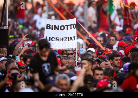 Monza, Italien. 11. September 2022. Fans, die Binotto Mattia forderten, feuerten vom 9. Bis 11. September 2022 auf dem Autodromo Nazionale di Monza, in Monza, Italien, vom Scuderia Ferrari während des 9.. Rennens der FIA Formel-3-Meisterschaft 2022 - Photo Florent Gooden / DPPI Credit: DPPI Media/Alamy Live News Credit: DPPI Media/Alamy Live News Stockfoto