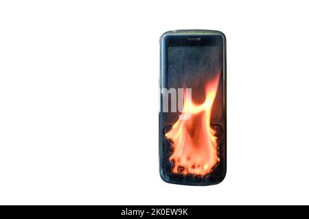 Brennendes Mobiltelefon auf weißem Hintergrund isoliert Stockfoto