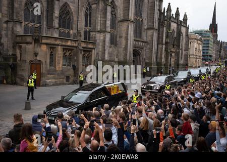 Edinburgh, Schottland, 11. September 2022. Die Cortege mit dem Sarg Ihrer Majestät Königin Elizabeth II fährt die Royal Mile High Street entlang, vorbei an der St Giles Cathedral und dem Mercat Cross in Edinburgh, Schottland, 11. September 2022. Bildnachweis: Jeremy Sutton-Hibbert/ Alamy Live Nachrichten. Stockfoto