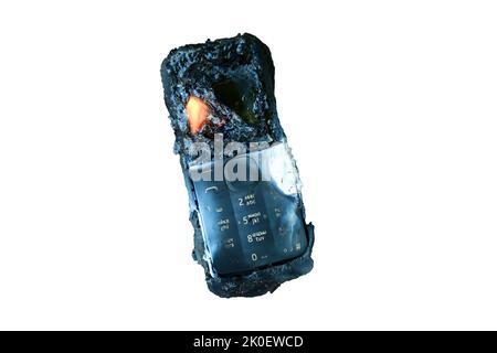 Brennendes Mobiltelefon auf weißem Hintergrund isoliert Stockfoto