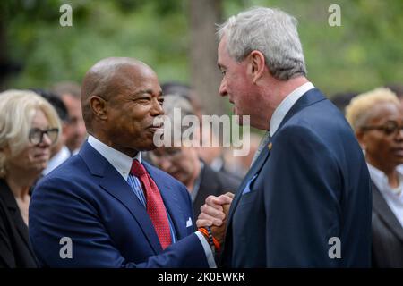 Der Bürgermeister von New York City, Eric Adams, links, und der Gouverneur von New Jersey, Phil Murphy, schütteln sich die Hände während einer Gedenkfeier am National September 11. Memorial in New York City am Sonntag, den 11. September 2022. Foto von Bonnie Cash/Pool/ABACAPRESS.COM Quelle: Abaca Press/Alamy Live News Stockfoto