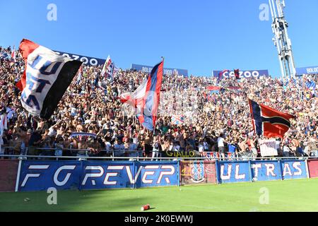 Bologna, Italien. 11. September 2022. Anhänger von Bologna feiern den Sieg beim FC Bologna gegen ACF Fiorentina, italienische Fußballserie A Spiel in Bologna, Italien, September 11 2022 Quelle: Independent Photo Agency/Alamy Live News Stockfoto