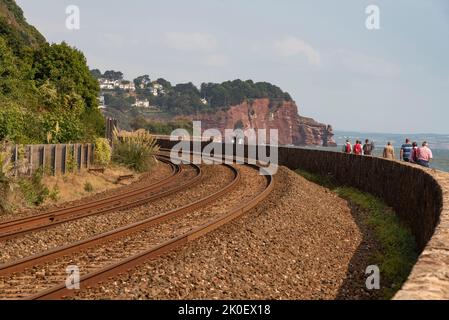 Teignmouth, Devon, England, Großbritannien. 2022. Eisenbahnstrecken entlang der südlichen Küste von Devon bei Teignmouth mit Blick nach Osten in Richtung Dawlish. Stockfoto