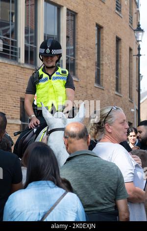 Windsor, Großbritannien. 11.. September 2022. Besucher in Windsor waren heute begeistert, zu stoppen und grüßen die Thames Valley Police Horses, die in der Stadt im Einsatz sind. Quelle: Maureen McLean/Alamy Live News Stockfoto