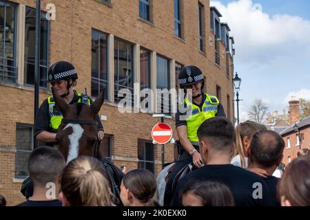 Windsor, Großbritannien. 11.. September 2022. Besucher in Windsor waren heute begeistert, zu stoppen und grüßen die Thames Valley Police Horses, die in der Stadt im Einsatz sind. Quelle: Maureen McLean/Alamy Live News Stockfoto